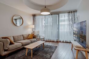 Central 2-bed With Gym and Parking