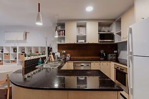 Central 2-bed With Gym and Parking