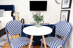 Bright and Beautiful Studio in Quiet Neighbourhood