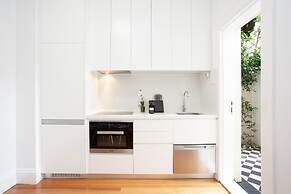 Bright and Beautiful Studio in Quiet Neighbourhood