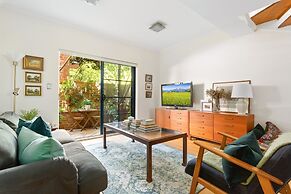 Spacious 2-bed Townhouse With a Lush Courtyard