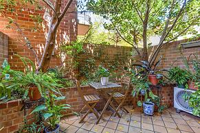 Spacious 2-bed Townhouse With a Lush Courtyard