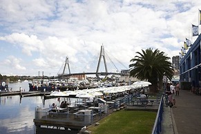 Thriving City Location, Dining hub Near CBD