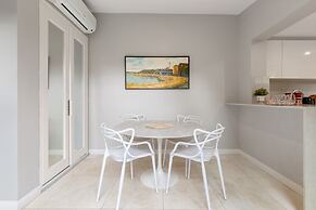 Spacious Inner-city House With Balcony Views