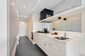 Chic City Escape With Pool, Gym & Parking