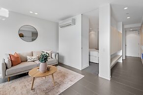 Chic City Escape With Pool, Gym & Parking