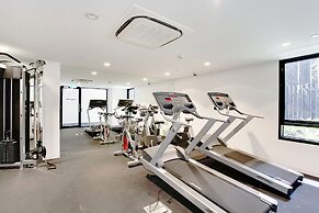 Chic City Escape With Pool, Gym & Parking