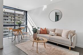 Chic City Escape With Pool, Gym & Parking