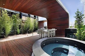 Chic City Escape With Pool, Gym & Parking