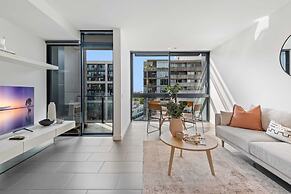 Chic City Escape With Pool, Gym & Parking