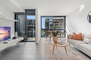 Chic City Escape With Pool, Gym & Parking