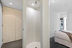 Chic City Escape With Pool, Gym & Parking