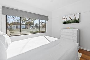Spacious 3-bed With Outdoor Dining Near Airport
