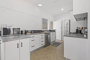 Spacious 3-bed With Outdoor Dining Near Airport