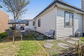 Spacious 3-bed With Outdoor Dining Near Airport