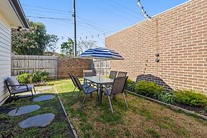 Spacious 3-bed With Outdoor Dining Near Airport
