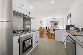 Spacious 3-bed With Outdoor Dining Near Airport