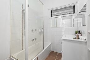 Spacious 3-bed With Outdoor Dining Near Airport