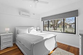 Spacious 3-bed With Outdoor Dining Near Airport