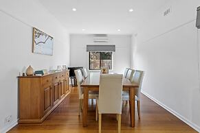 Spacious 3-bed With Outdoor Dining Near Airport