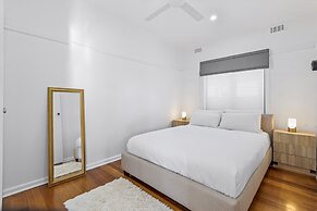 Spacious 3-bed With Outdoor Dining Near Airport