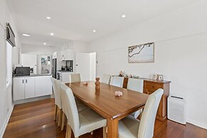 Spacious 3-bed With Outdoor Dining Near Airport