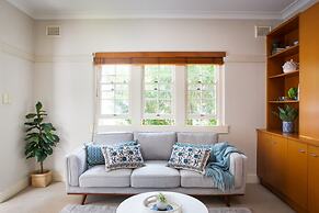 Chic Apartment With Sun Lounge Near Manly Beach