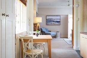 Chic Apartment With Sun Lounge Near Manly Beach