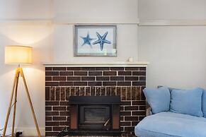 Chic Apartment With Sun Lounge Near Manly Beach
