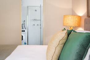 Chic Apartment With Sun Lounge Near Manly Beach