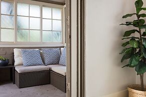 Chic Apartment With Sun Lounge Near Manly Beach