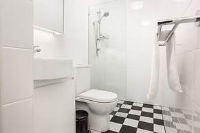 Boutique Studio With Balcony in Perfect Location