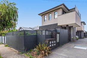 Charming Retro Townhouse in Vibrant Coburg