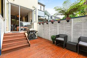 Elegant 1-bed With Study by Balmain Wharf