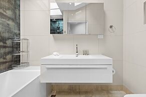 Elegant 1-bed With Study by Balmain Wharf