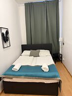2BR Plus LR Apartment Sleeps 6 Central