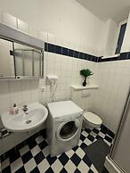2BR Plus LR Apartment Sleeps 6 Central