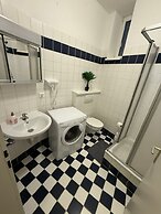 2BR Plus LR Apartment Sleeps 6 Central