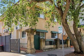 Chic 1-bed Retreat Near Shops & Beach