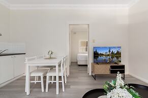 Chic 1-bed Retreat Near Shops & Beach