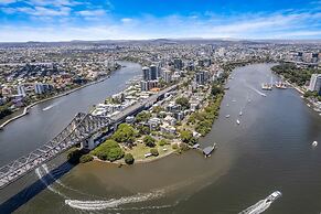 Stunning River View 2-bed With Pool