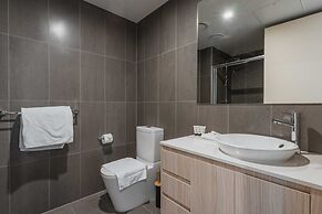 Lonsdale St 1-bed Unit With Study Area and Parking