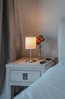 Lonsdale St 1-bed Unit With Study Area and Parking