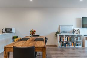 Lonsdale St 1-bed Unit With Study Area and Parking