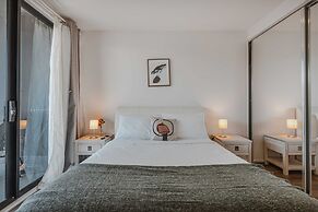 Lonsdale St 1-bed Unit With Study Area and Parking