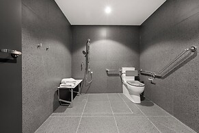 Immaculate Braddon Studio With Accessible Bathroom
