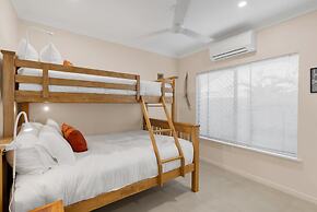 3-bed Family Home With Pool & BBQ by the Beach
