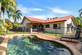 3-bed Family Home With Pool & BBQ by the Beach