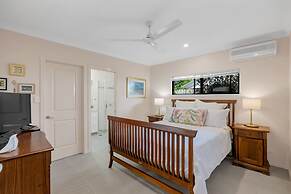 3-bed Family Home With Pool & BBQ by the Beach