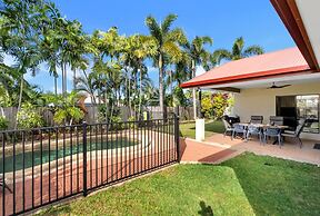 3-bed Family Home With Pool & BBQ by the Beach